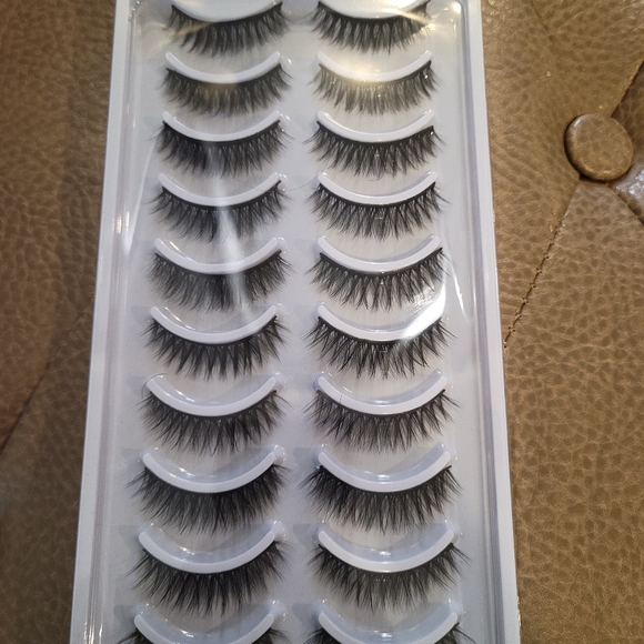 False eyelashes - Picture 7 of 8